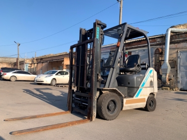 Вилочний автонавантажувач TCM (Nissan), з напівкабіною, піччю та позиціонером вил. Модель: FGE18T5. - 1