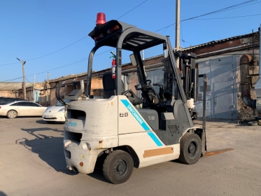 Вилочний автонавантажувач TCM (Nissan), з напівкабіною, піччю та позиціонером вил. Модель: FGE18T5. - 3