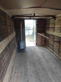 Вагончик кунг бытовка утепленный c окнами, внутри стеллажи и  буржуйка - 1