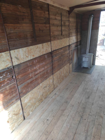 Вагончик кунг бытовка утепленный c окнами, внутри стеллажи и  буржуйка - 2