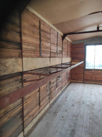 Вагончик кунг бытовка утепленный c окнами, внутри стеллажи и  буржуйка - 4