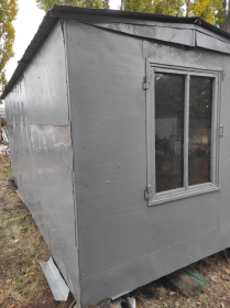 Вагончик кунг бытовка утепленный c окнами, внутри стеллажи и  буржуйка - 8