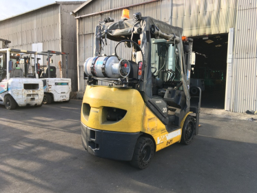 Вилочний автонавантажувач Komatsu, компакт з кабіною та позиціонером для кожної вили.