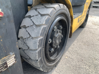 Вилочний автонавантажувач Komatsu, компакт з кабіною та позиціонером для кожної вили. - 17