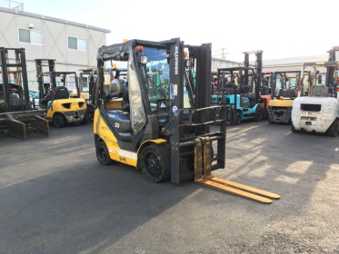 Вилочний автонавантажувач Komatsu, компакт з кабіною та позиціонером для кожної вили. - 1