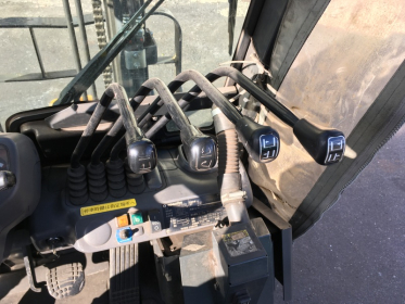 Вилочний автонавантажувач Komatsu, компакт з кабіною та позиціонером для кожної вили. - 6