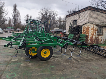 Культиватор John Deere 960 шириною 10 метрів - 1