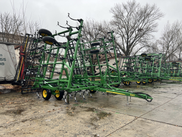 Культиватор John Deere 980 шириною 12 метрів