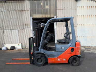 TOYOTA 02-8FD15 Погрузчик вилочный. навантажувач Toyota, з бiчним зсувом. Модель: 02-8FD15
